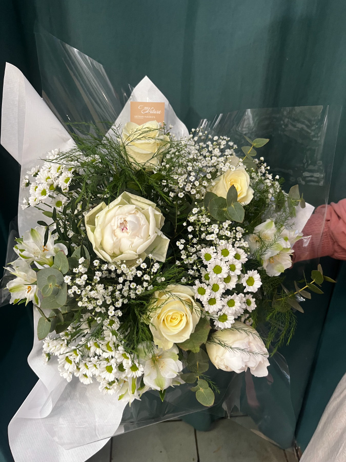 Livraison d'un bouquet blanc · Fêtes des mères 2025 · Fleuriste Fouras, La Rochelle, Rochefort