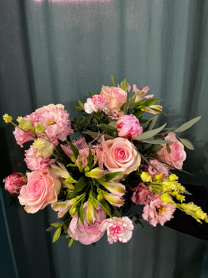Livraison d'un bouquet tout rose · Fêtes des mères 2025 · Fleuriste Fouras, La Rochelle, Rochefort