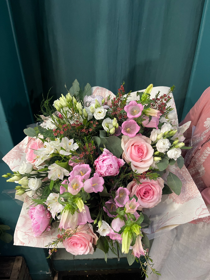 Livraison d'un gros bouquet · Fêtes des mères 2025 · Fleuriste Fouras, La Rochelle, Rochefort