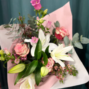 Fête des mères, offrez ce bouquet de roses, lys et autres fleurs de saison