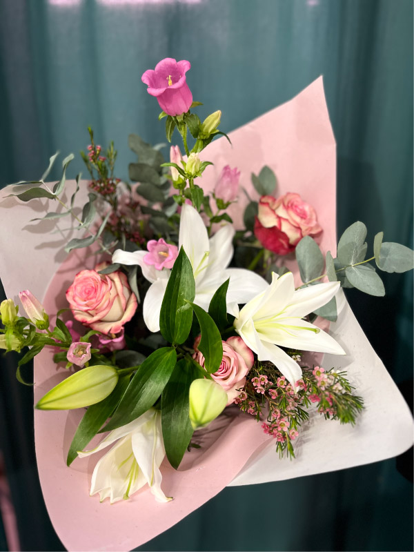 Fête des mères, offrez ce bouquet de roses, lys et autres fleurs de saison