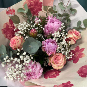 Fête des mères, offrez ce bouquet de roses, pivoines, gypsophile et eucalyptus