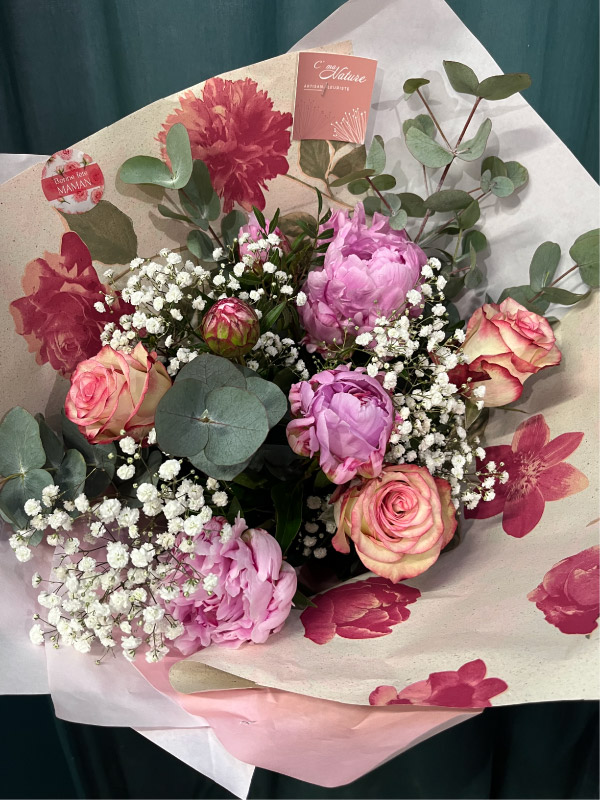 Fête des mères, offrez ce bouquet de roses, pivoines, gypsophile et eucalyptus